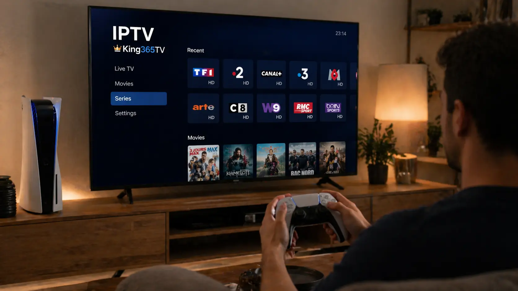 Une console PlayStation 5 verticale, avec un écran de TV affichant une interface de navigation de chaînes TV stylisée.