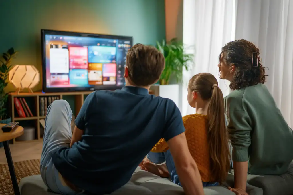 Famille profitant du streaming King365 TV